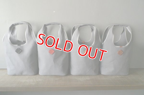 本体色　グレー